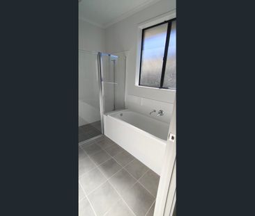 Spacious 3 Bedroom home in a great location - Photo 2