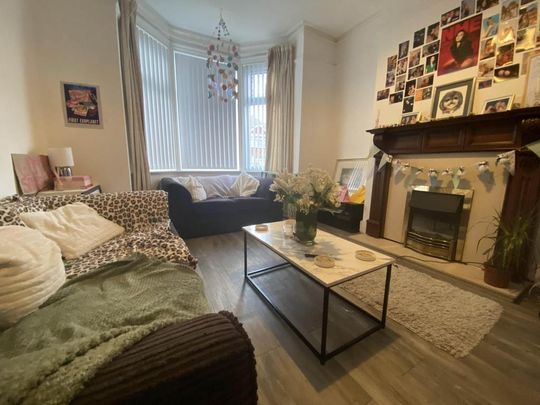 5 bedroom semi-detached house to rent - Photo 1