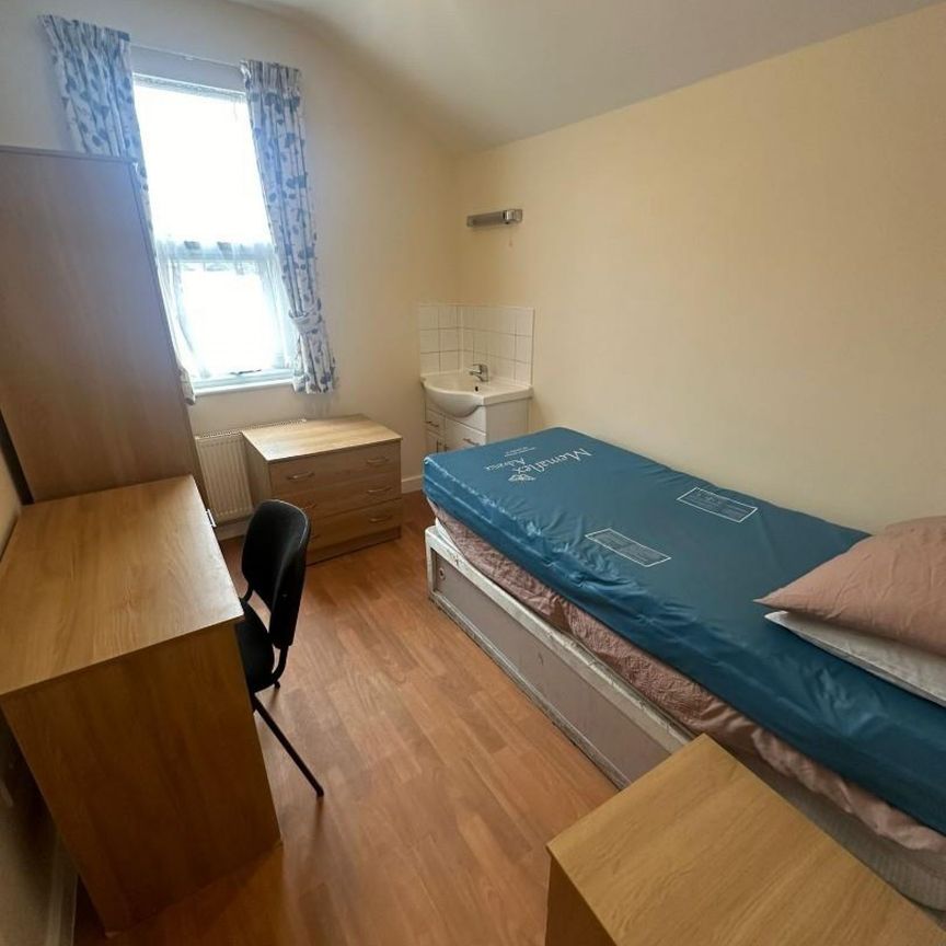1 bedroom Flat To Let - Photo 1