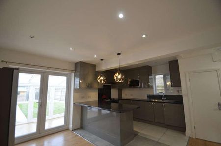 Pooley Green Road, Egham, TW20 - Photo 5