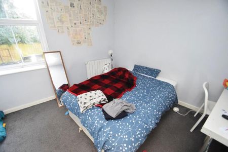 3 bedroom flat to rent - Photo 4