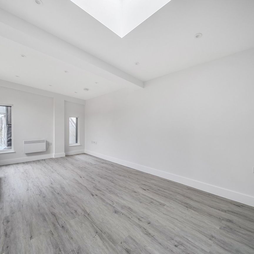 Flat to rent - East Street, London, BR1 - Photo 1