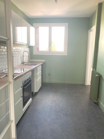 Location Appartement 4 pièces 92m² LYON 4ème - Photo 4