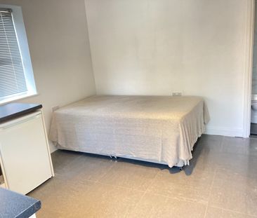 Studio Flat, Very Near Maple Grove Area, W5 - Photo 2