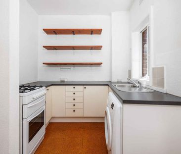 ONE BEDROOM APARTMENT IN SUPERB LOCATION - Photo 3