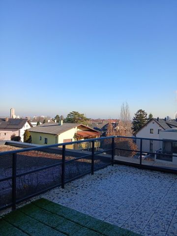 Zweitbezug (Baujahr 2020), dritter Liftstock, große Terrasse, super hochwertige Küche mit Steinarbeitsplatte, Garagenstellplatz, nahe Kaiserebersdorf - Photo 2