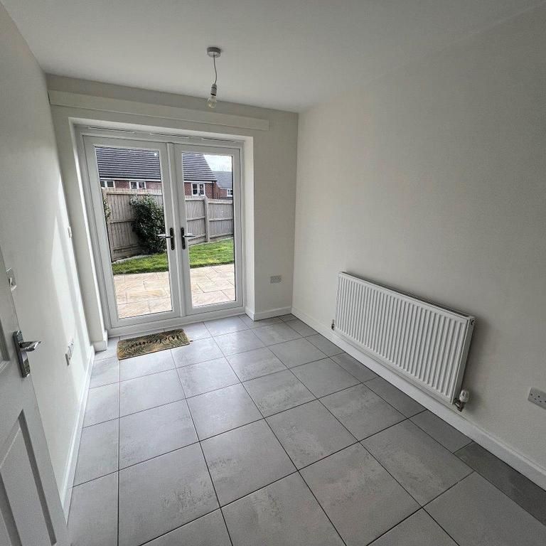3 bedroom semi-detached house to rent - Photo 1