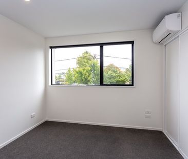 Sunny Townhouse in Handy Location - Photo 4