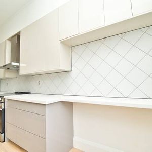 Brand New Spacious 2-Bedroom Apartment in Parkdale Queen West - Photo 2