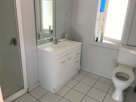 This well-presented three-bedroom, single-bathroom home offers comfortable and convenient living in a sought-after Hamilton location. - Photo 4