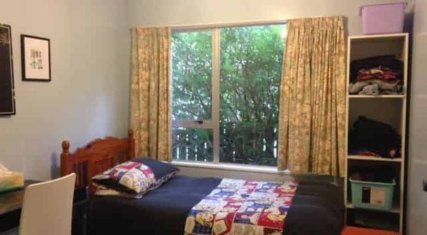 Sunny Karori 3-bedroom house with a garage - Photo 1