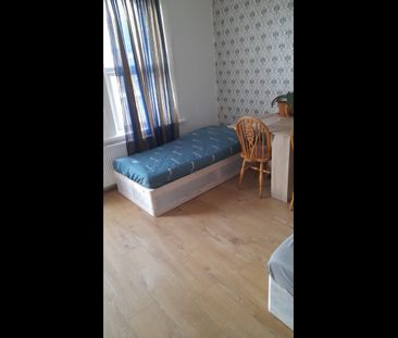 3 Bed Flat, London, E11 - Photo 3