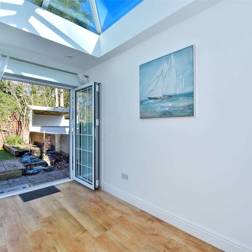 A three bedroom detached house located 2.5 miles from Wokingham town centre. - Photo 1