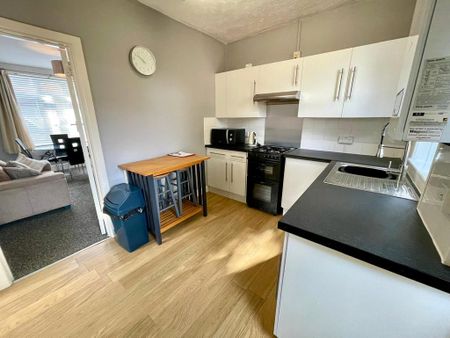 4 bedroom semi-detached house to rent - Photo 2