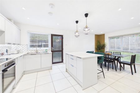 3 bedroom Bungalow in Park Road, Farnborough - Photo 2