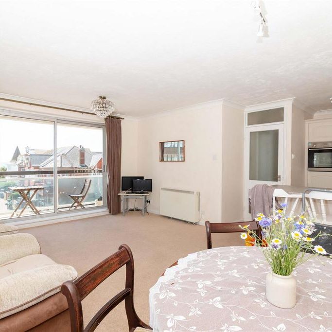 3 bedroom flat to rent - Photo 1