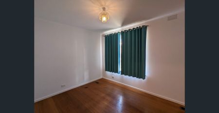 Large 5 Bedroom Family Home - Photo 3