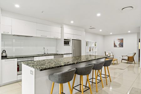 Luxury 3 Bedroom Living - Photo 5