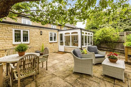 Two bedroom terraced cottage in the heart of the village of Churchill near Kingham. - Photo 2