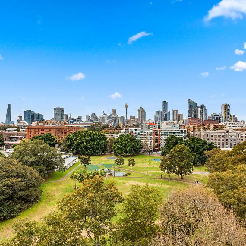 Furnished North-Facing Stunning Three-Bedroom + Study Sub-Penthouse with Three Bathroom Close to UTS and USYD - Photo 2