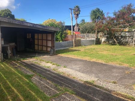4-Bedroom Family Home in New Lynn - AVAILABLE NOW - Photo 3