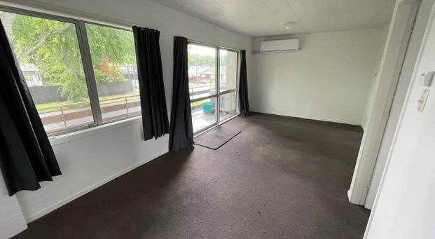 Stylish, refreshed one-bed living just minutes from the city - Photo 1