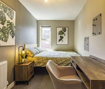 Stylish Bedroom All Ensuite House, LN5 - Photo 3