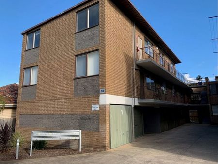 Charming Flat in Prime Location - Photo 3