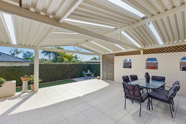 Immaculate single level brick home - Photo 1