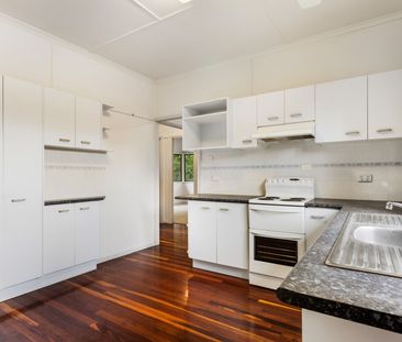 CHARMING COTTAGE ON LARGE BLOCK WITH SHED - WALK TO SCHOOLS, PUBLIC... - Photo 5