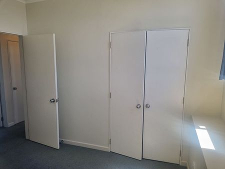 Spacious 4BR Newtown Apt w/ Parking - Photo 3