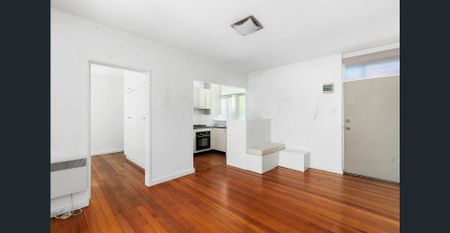 Bayside Living with Courtyard Style! - Photo 5