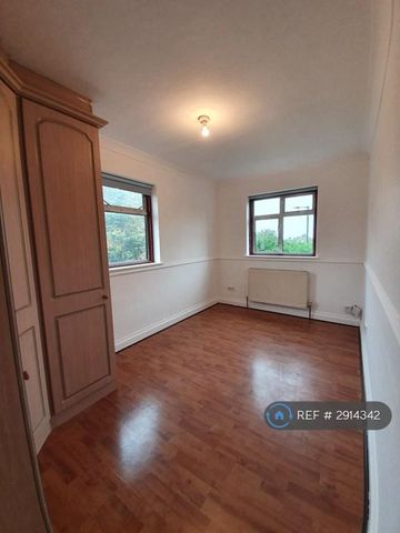 3 bedroom flat to rent - Photo 2