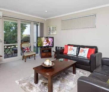 Tidy standalone 1 bedroom with garage and garden - Photo 1