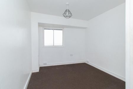3 bedroom flat to rent - Photo 3