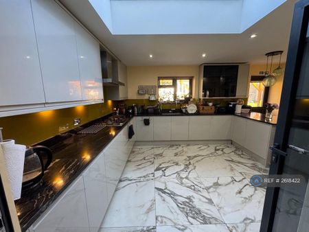 1 bedroom in a house share to rent - Photo 4