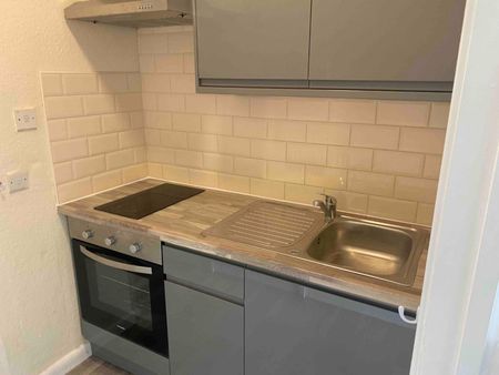 1 bedroom Flat To Let - Photo 3