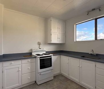 Spacipous 3 Bedroom 2 Bathroom Home - Photo 4