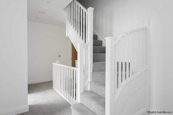 5 bedroom property to rent in Epsom - Photo 1