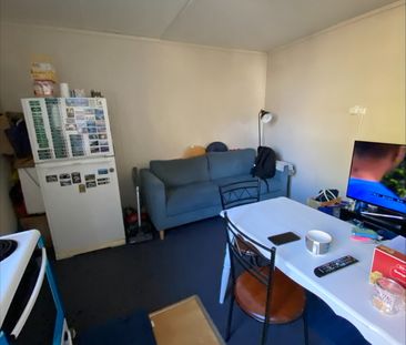 Modern 2-Bedroom Apartment with City Views – Walk to University & H... - Photo 2