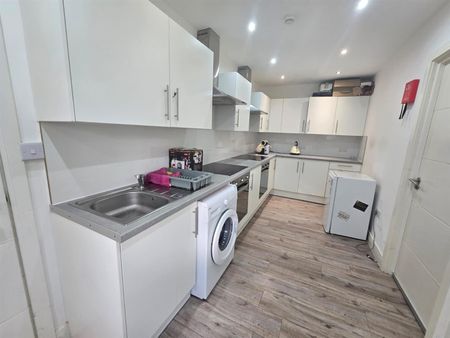 Monarch Close, Feltham TW14, London - Photo 2