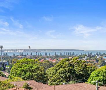 SPACIOUS, THREE BEDROOM APARTMENT WITH VIEWS - Photo 6