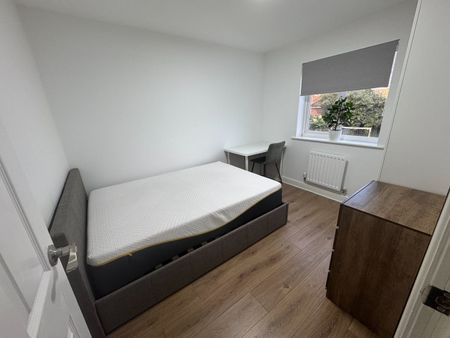 Room in a Shared House, New Forest Village, LS10 - Photo 5
