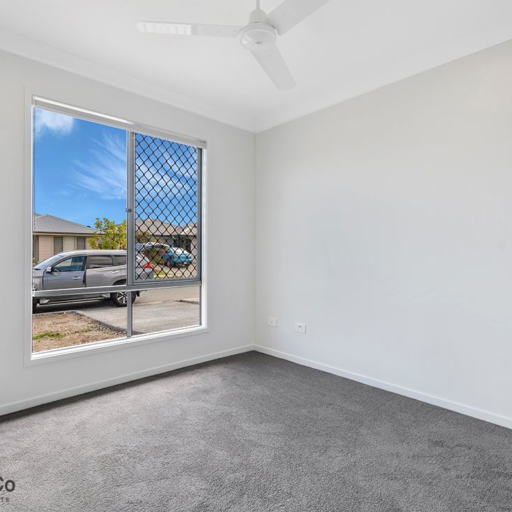 2BED HOME WITH A LARGE OPEN PLAN LIVING WITH AIR-CON - Photo 1