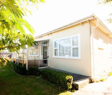 Large, sunny 3 bedroom family home on quiet street - Photo 6
