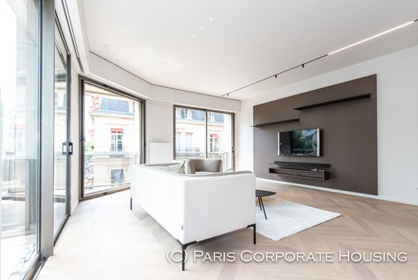 avenue Montaigne, 75008, Paris - Photo 1