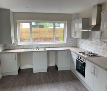 4 bedroom semi-detached house to rent - Photo 4