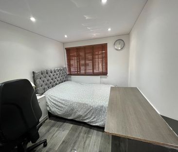 Room in a Shared House, Scarborough Street, E1 - Photo 5