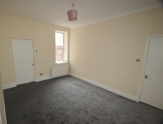 2 bedroom ground floor flat to rent - Photo 1