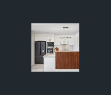 Contemporary city apartment with skyline views - Photo 5